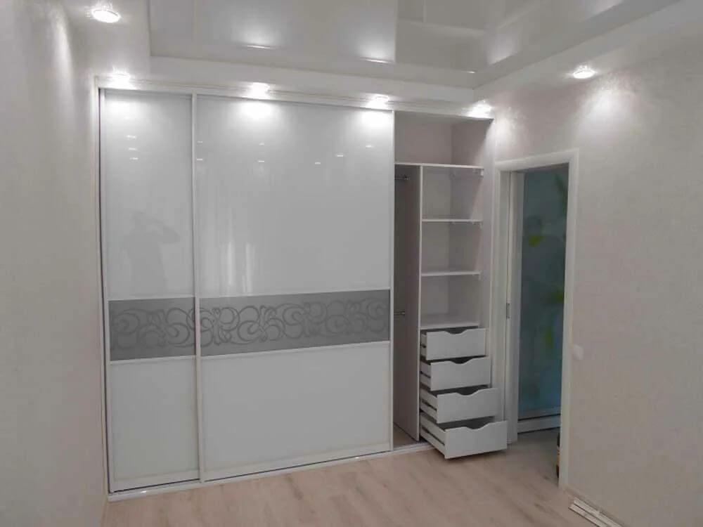 /Белый глянцевый встроенный шкаф-купе №80 с декоративными вставками на заказ